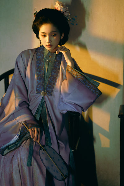 挠动漫女生